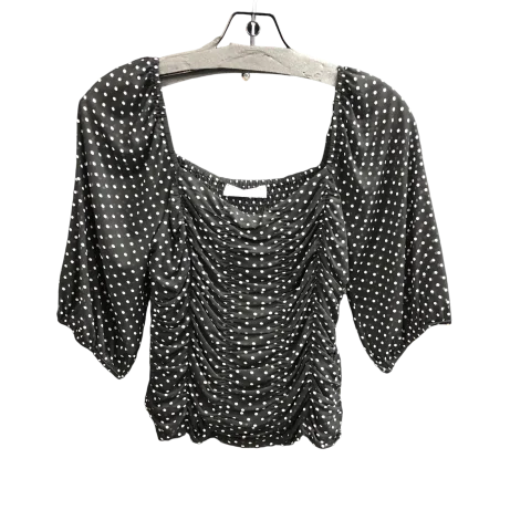 Top Short Sleeve By Elodie In Polkadot Pattern, Size: M